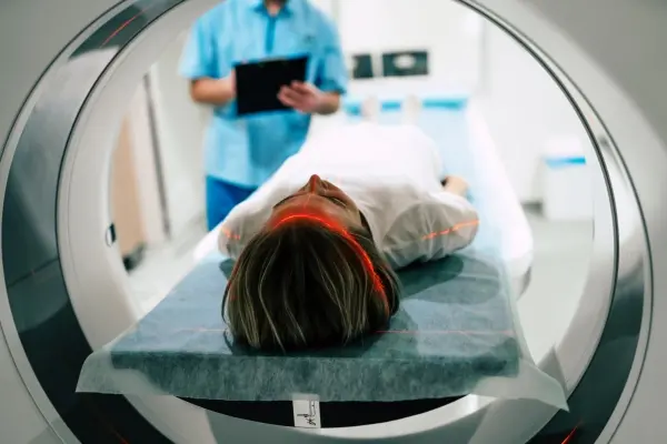 Rezonans magnetyczny głowy – wszystko, co powinieneś wiedzieć o tym badaniu Rezonans magnetyczny głowy – wszystko, co powinieneś wiedzieć o tym badaniu