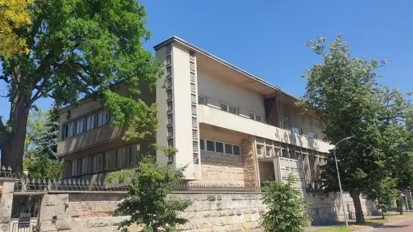 Od rezydencji rządowych do kawalerki Gombrowicza. Z wejściem do kamienicy przy ul. Flory
