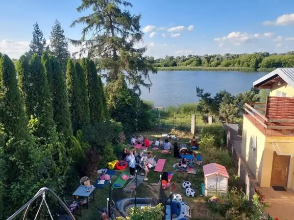 RELAKS W DŹWIĘKACH NAD BRZEGIEM JEZIORA