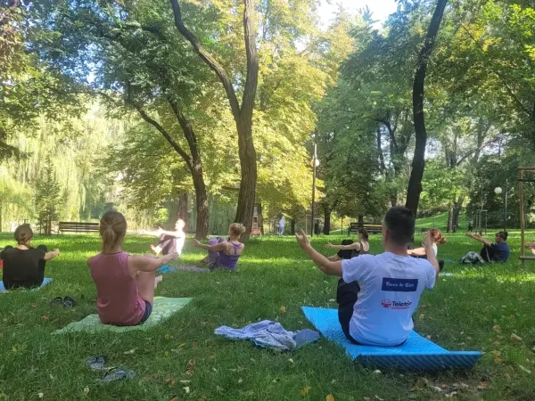 Wakacyjna joga na Woli w Parku Moczydło