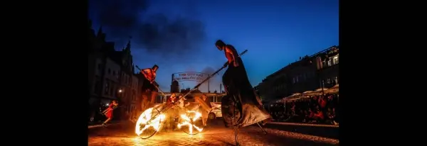 SZTUKA ULICY TEATR BIURO PODRÓŻY. SILENCE – CISZA W TROI